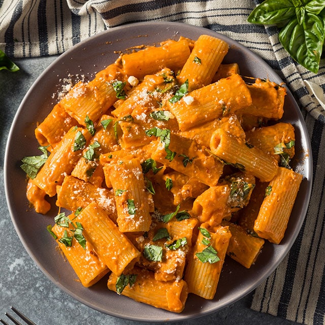Peri Peri Soslu Rigatoni - Bebek Ispanak & Sürk Peyniri ile Peri Peri Soslu Rigatoni - Bebek Ispanak & Sürk Peyniri ile