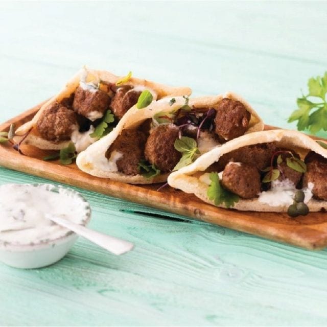 Humus Soslu Köfte Pita Patates Tava ile Humus Soslu Köfte Pita Patates Tava ile