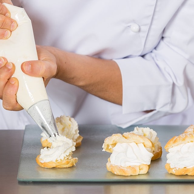 Kremalı Tatlı Tarifleri: Misafirlere Sunabileceğiniz Tatlılar