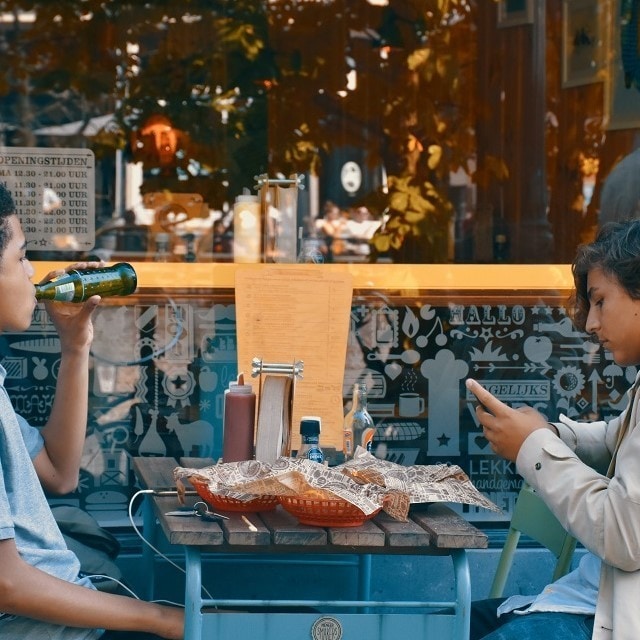 Genç. Beslenme bilinci. Sürdürülebilirlik için aç.