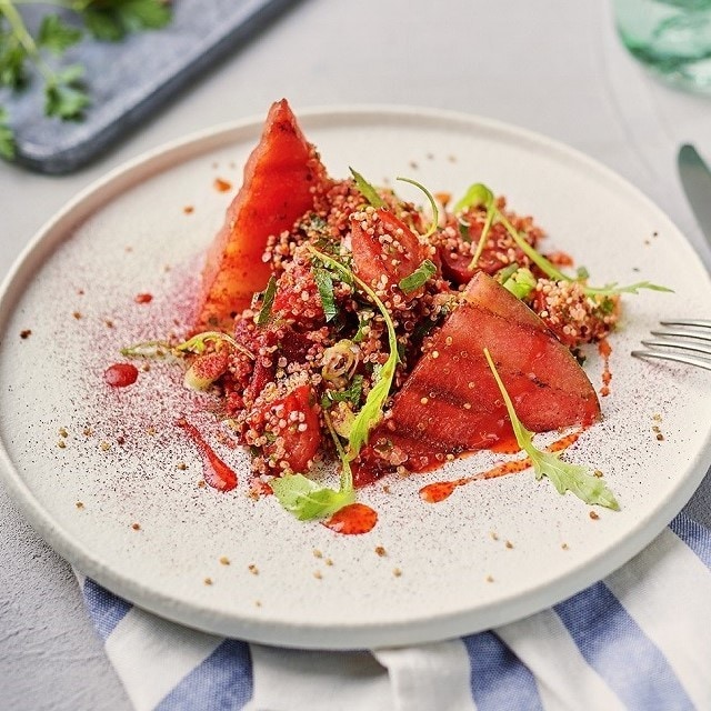 Zarif ayarlanmış gevrek salatalar