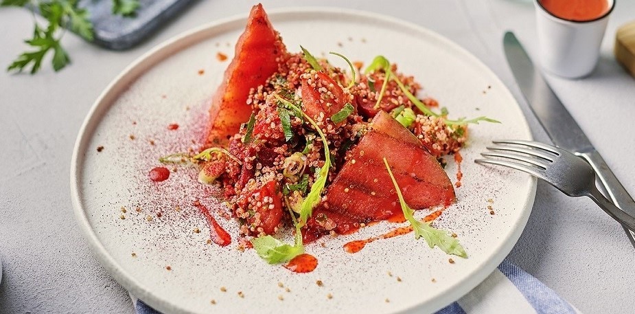 Zarif ayarlanmış gevrek salatalar