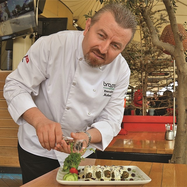 Polonez Brasserie Executive Chef’i Mehmet Altaş: “Misafirlerin tercihi yerel lezzetlerden yana oluyor.”  Polonez Brasserie Executive Chef’i Mehmet Altaş: “Misafirlerin tercihi yerel lezzetlerden yana oluyor.”
