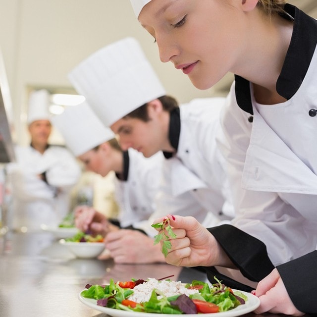 Aşçılık Okulu/Bölümü Mezunları için Alternatif 5 Kariyer